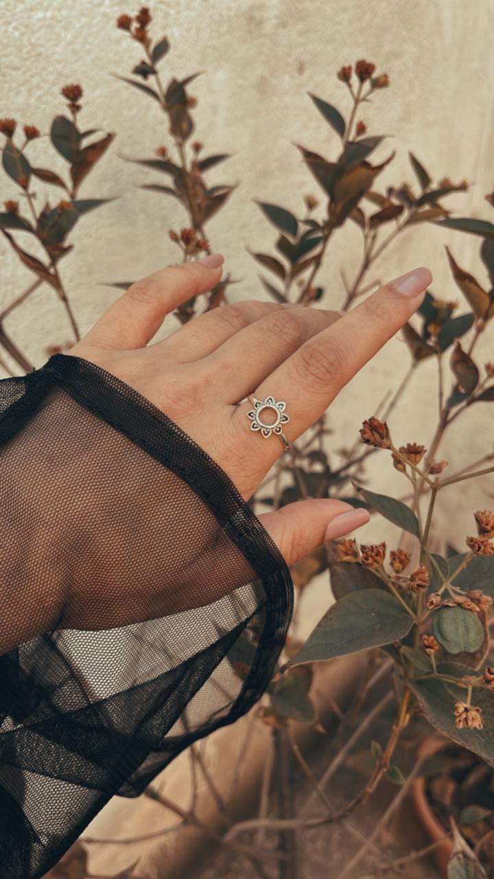 Intricate Soorajmukhi silver ring design