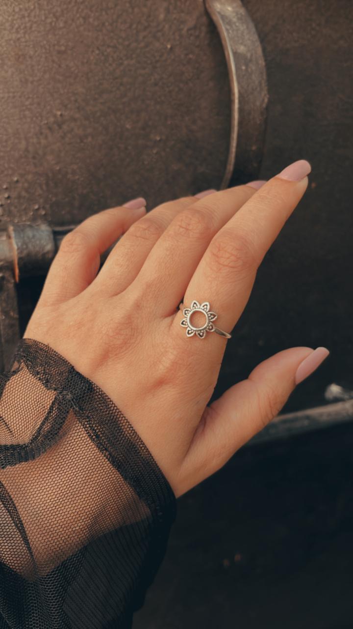 Beautiful silver ring featuring Soorajmukhi design
