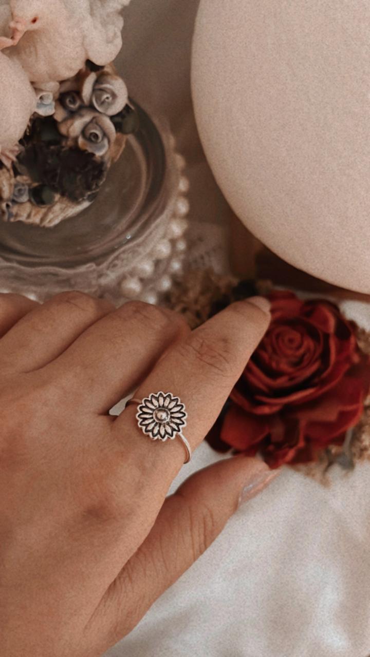 Elegant sunflower design silver ring