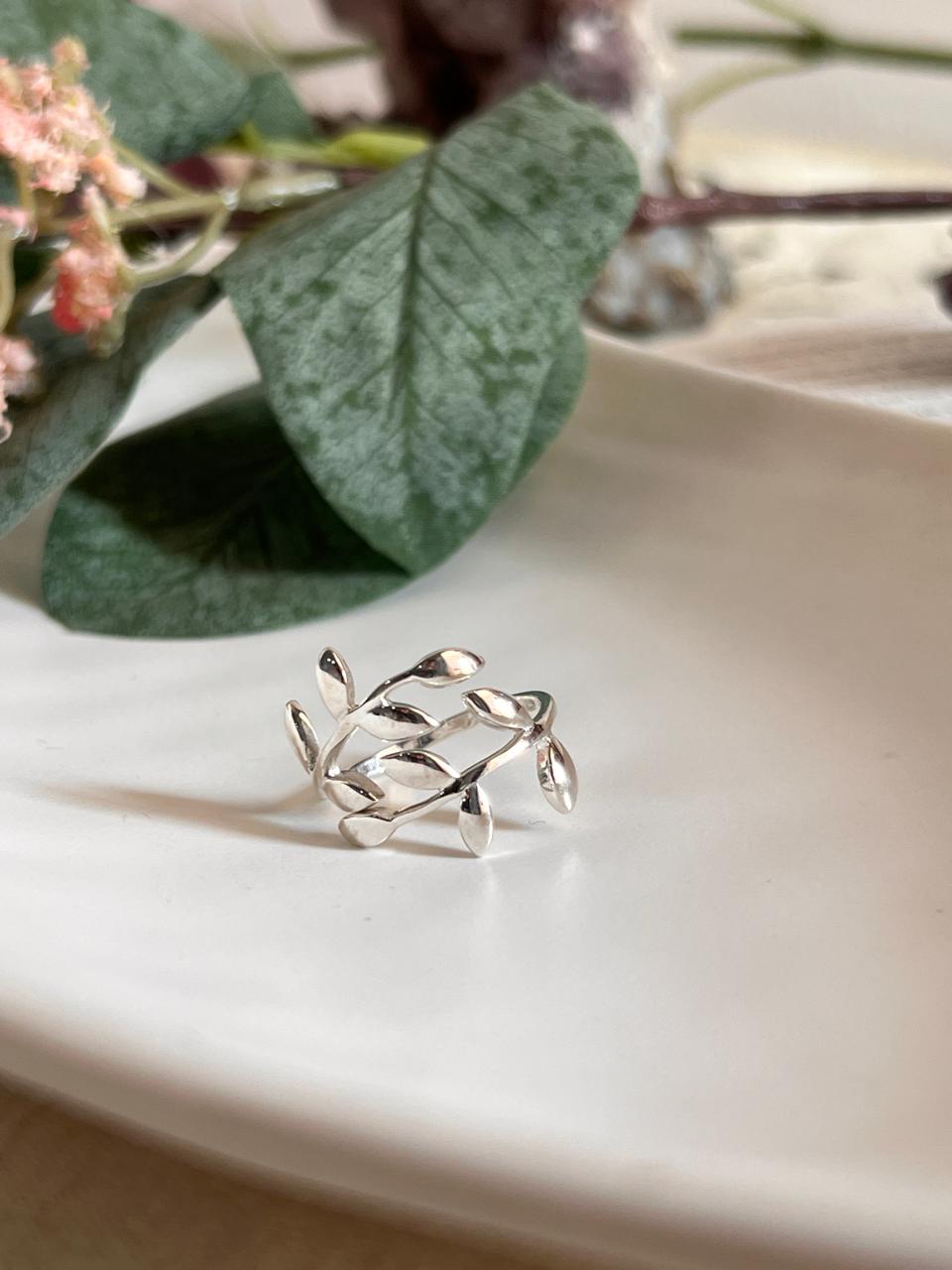 925 sterling silver adjustable ring with willow leaf details