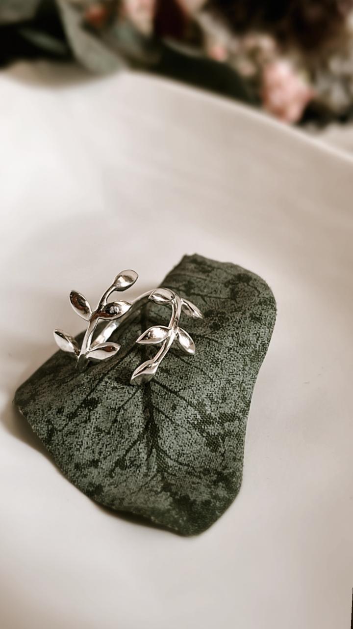 Elegant adjustable silver ring with intricate willow leaf