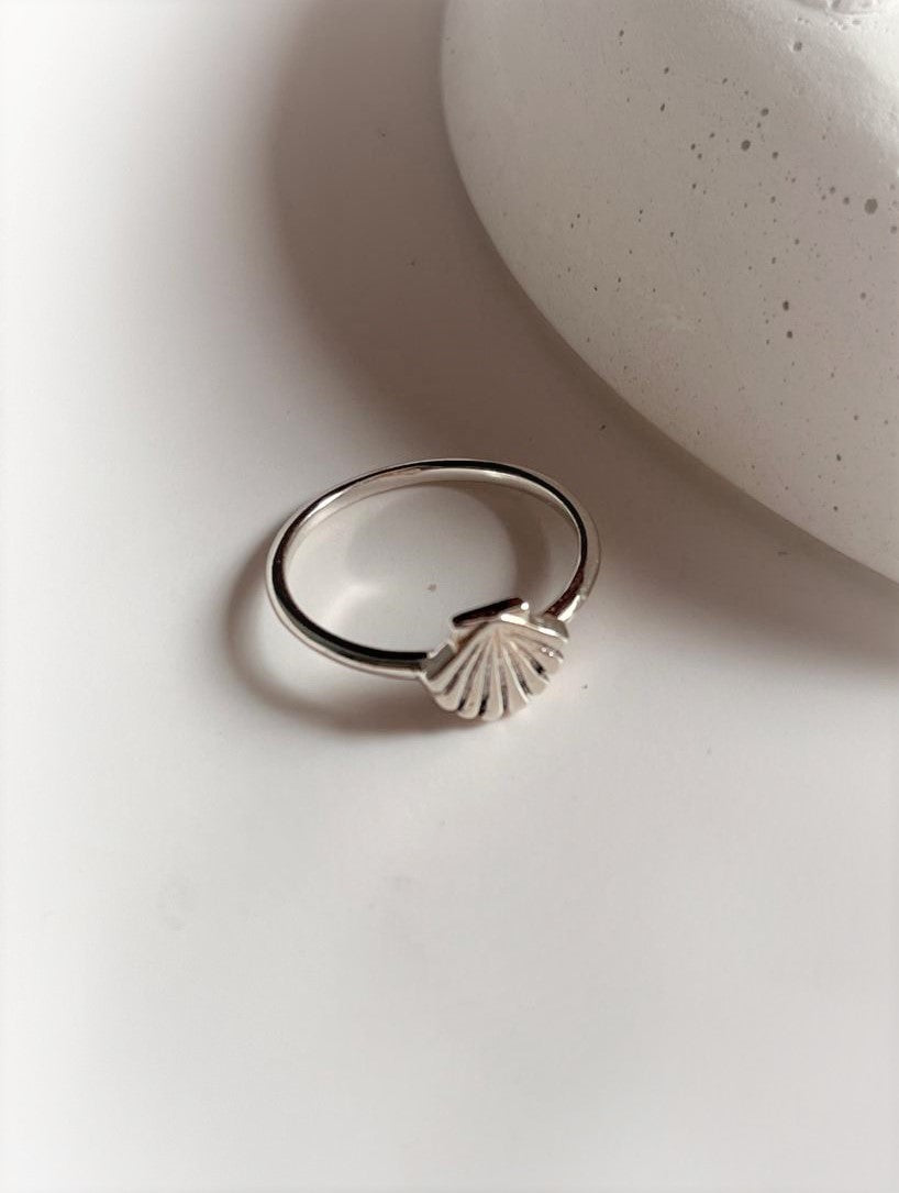 Delicate shell-shaped silver ring for a coastal look
