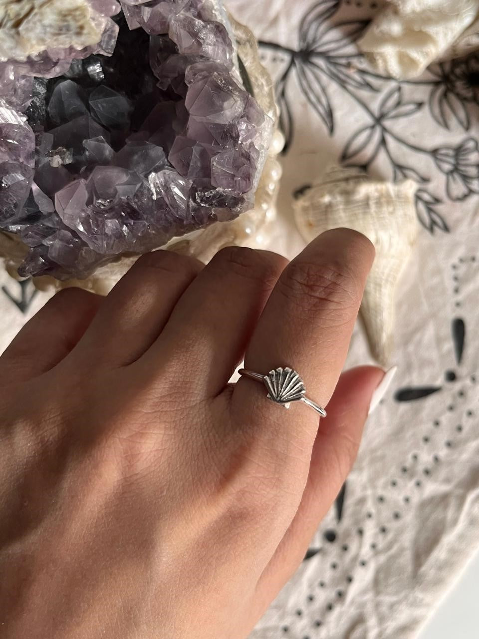 Sleek silver ring with a polished shell centerpiece