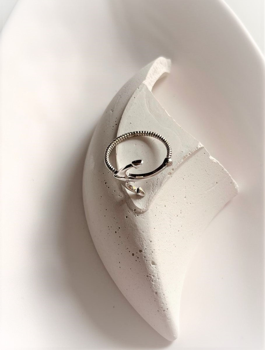 Classic anchor-shaped ring in polished sterling silver.