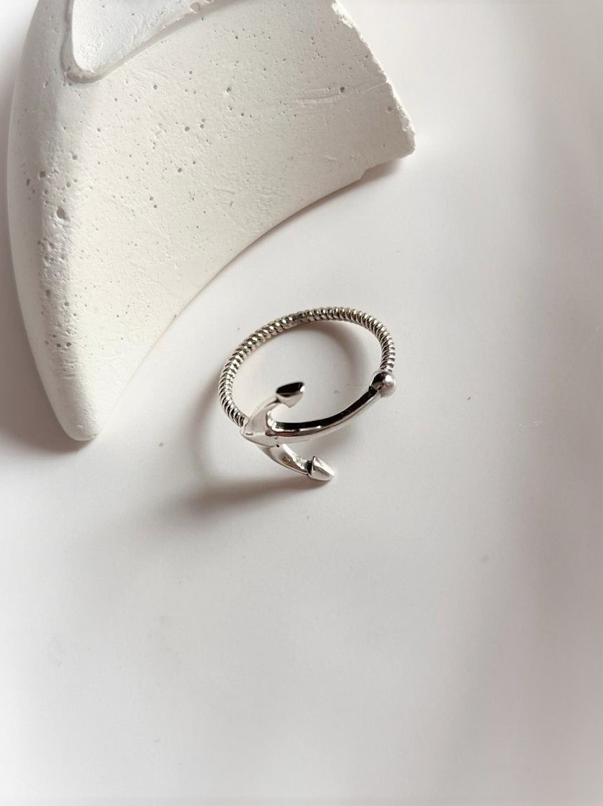 Chic sterling silver anchor ring for a maritime look.