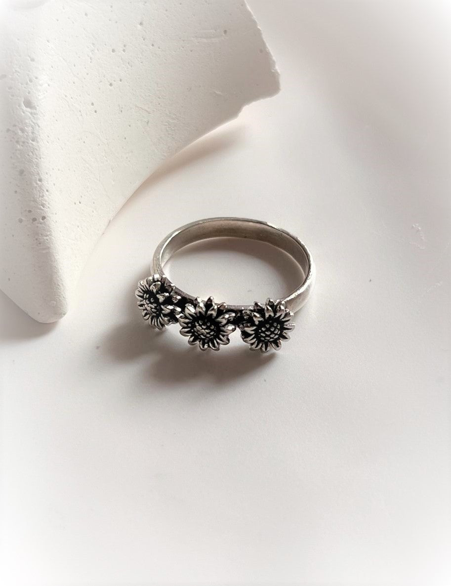 3 Daisies Sterling Silver Ring for Nature Lovers 