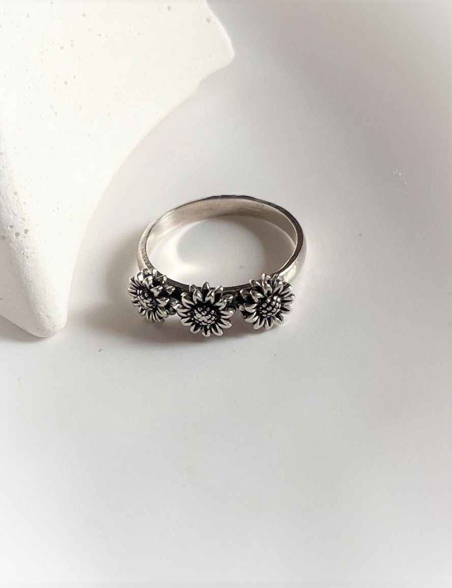 Elegant 3 Daisies Silver Ring with Floral Motif