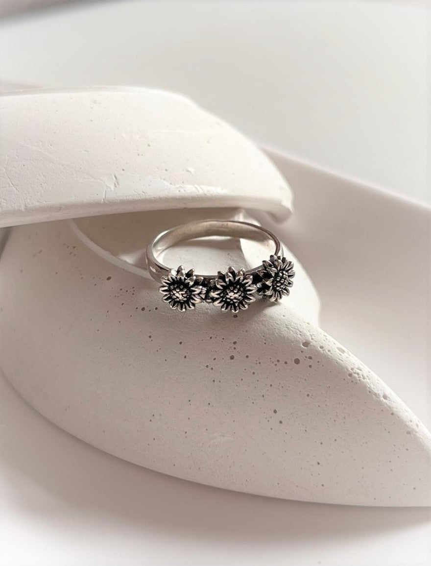 3 Daisies Floral Design Silver Ring