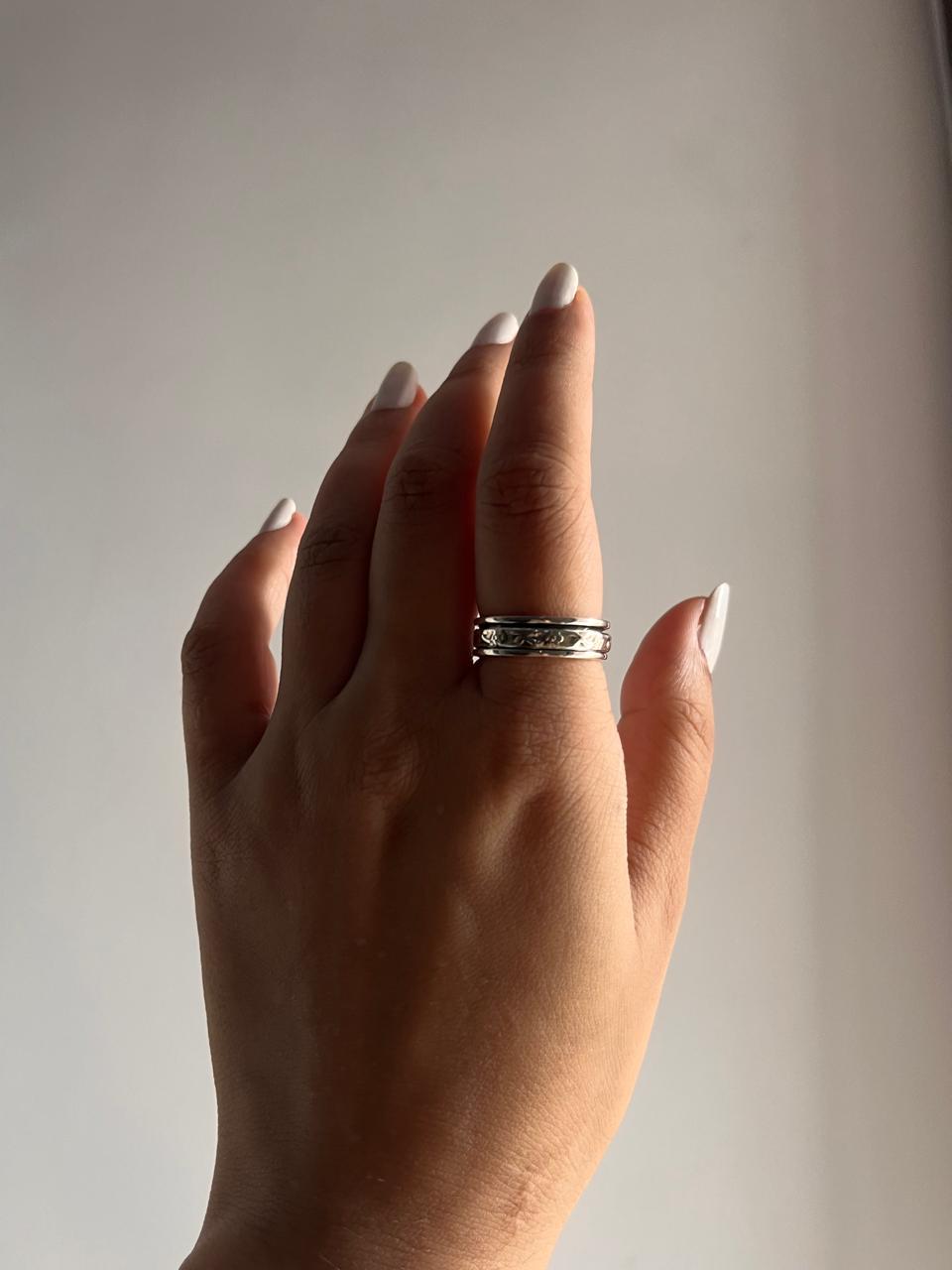 Trendy floral spinner silver ring with a unique spinning feature