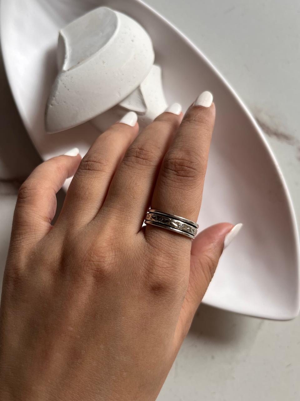 Sophisticated floral spinner silver ring with a smooth, polished finish