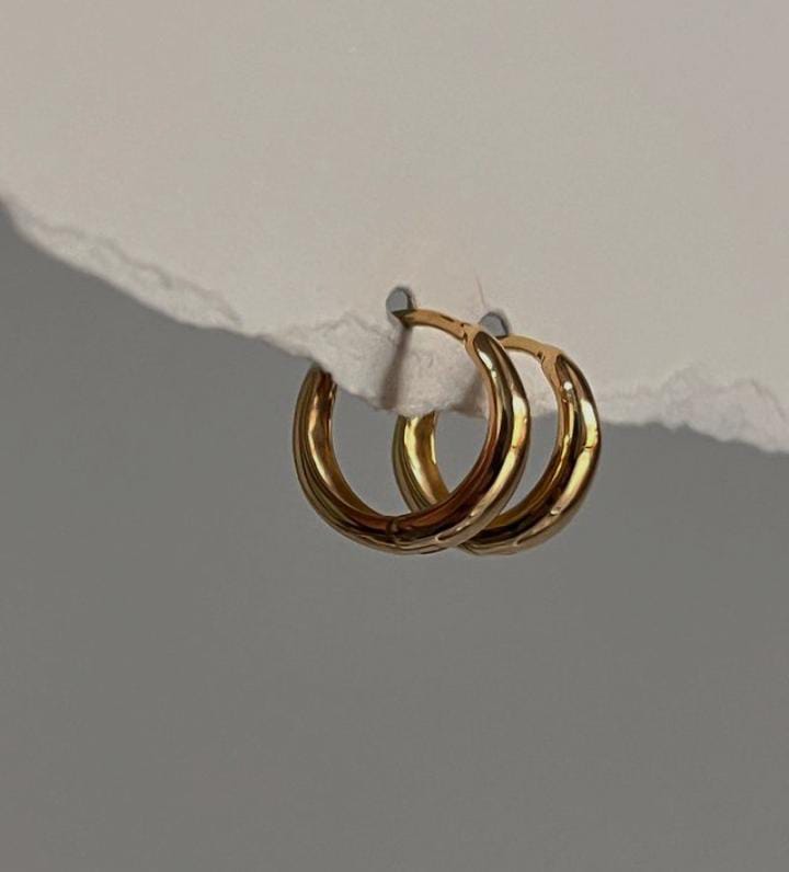 Elegant plain huggie earrings in gold vermeil and silver
