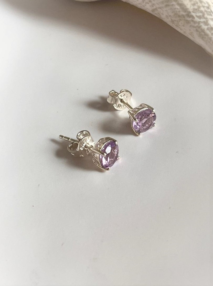 Elegant 4mm round cut amethyst stud earrings.