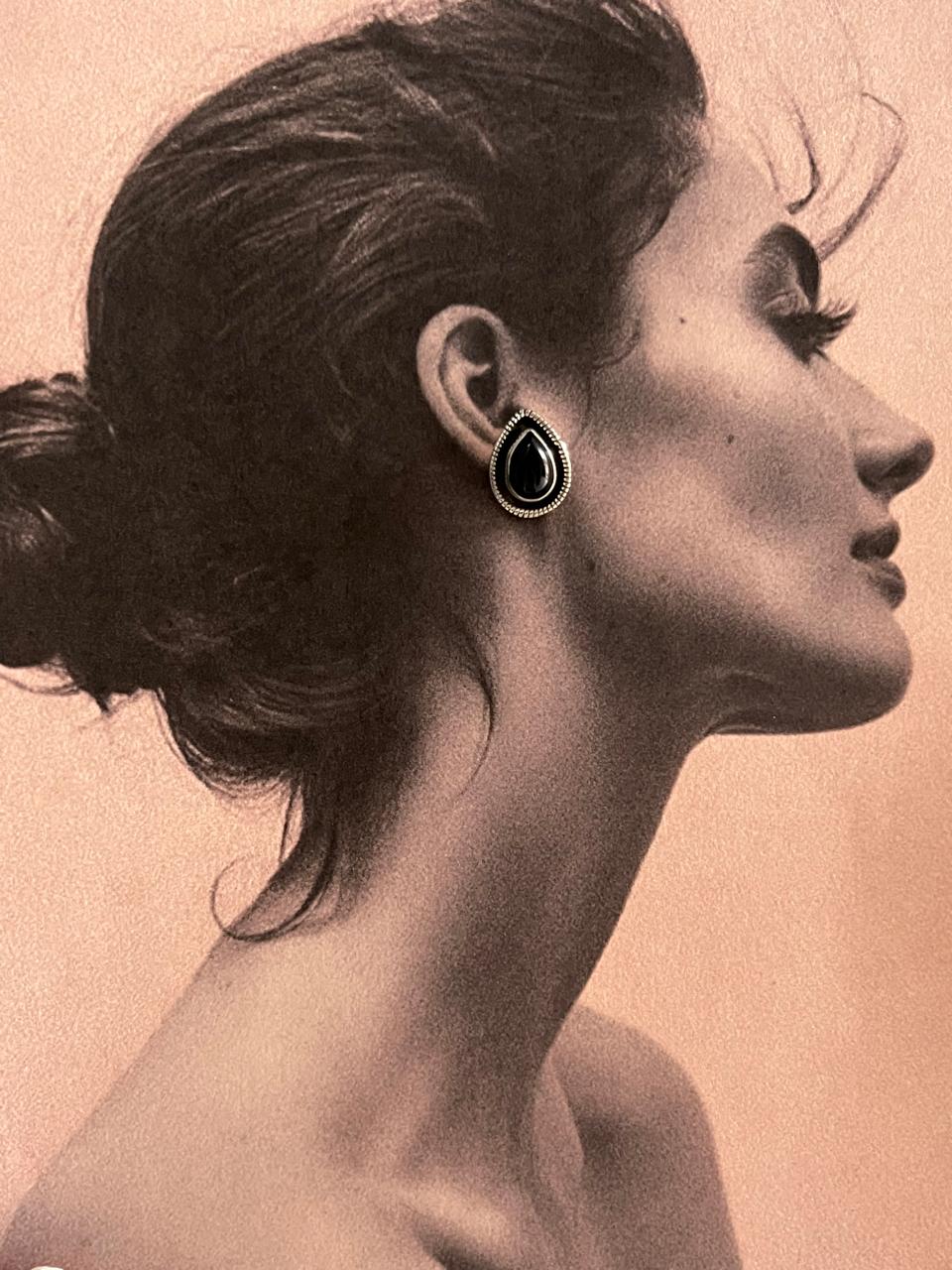 Elegant black onyx pear-shaped silver studs with a bohemian style.