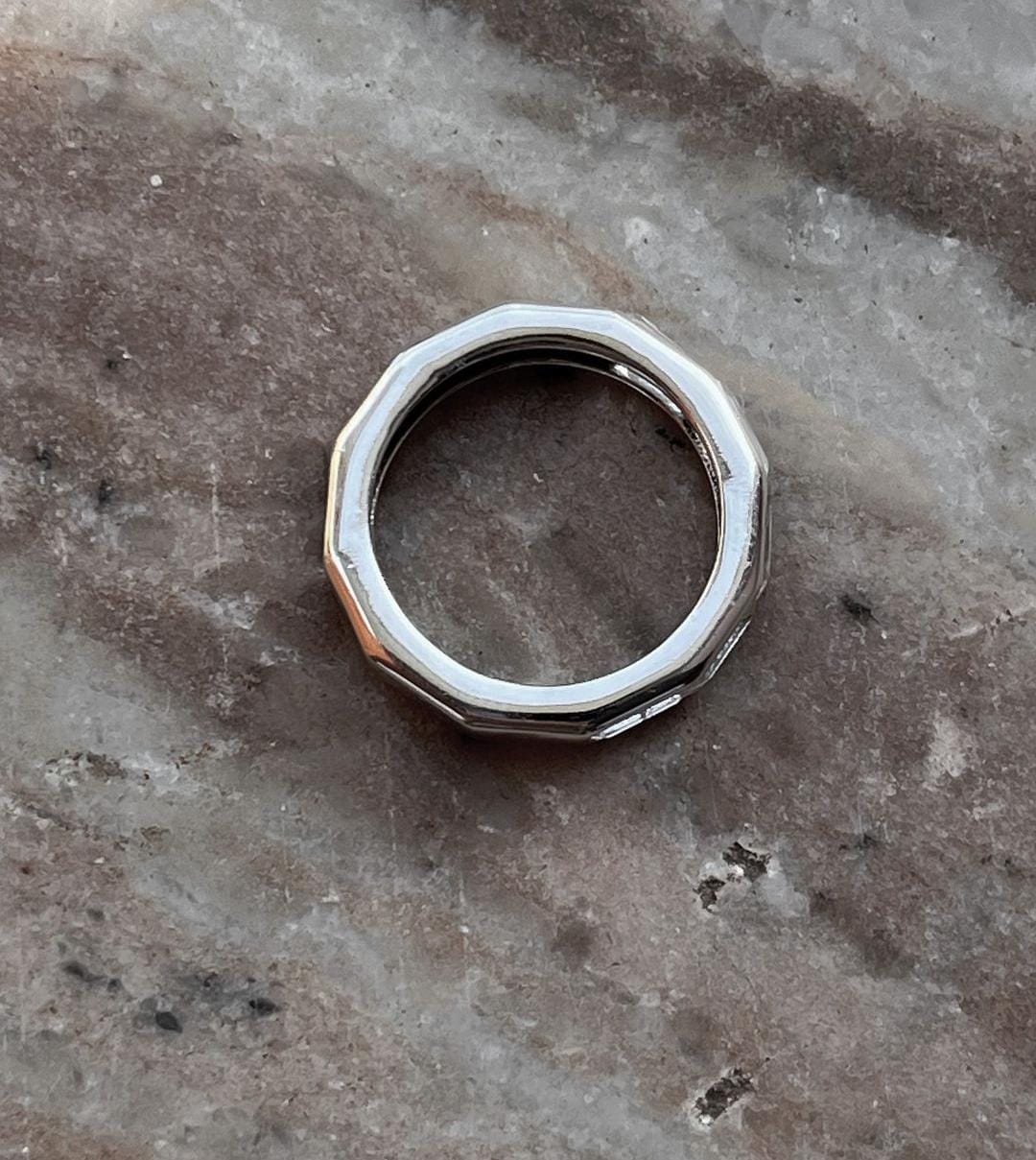 Chic silver ring featuring five clear quartz stones in a modern setting