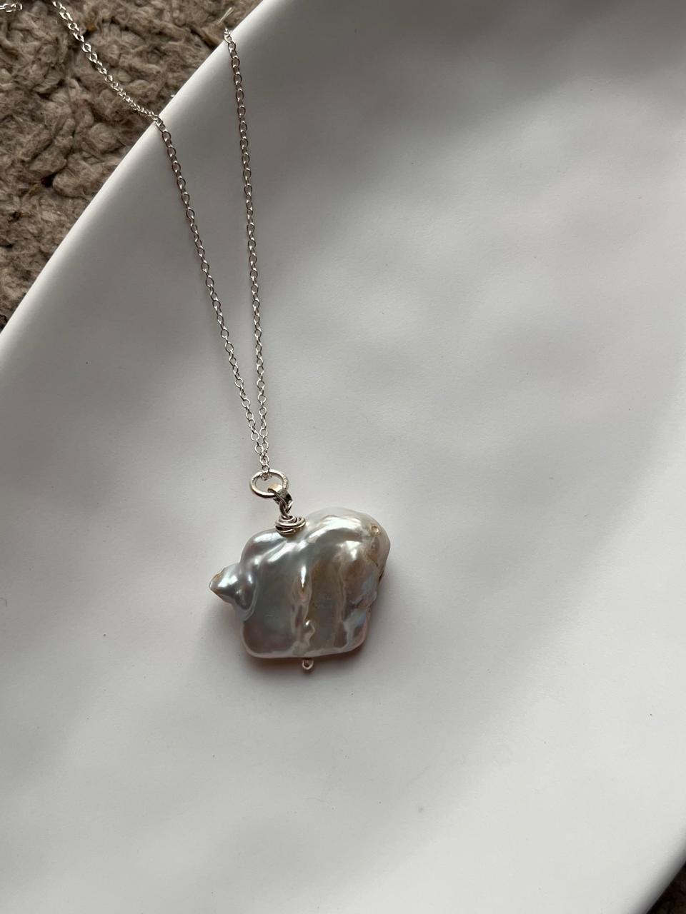 Exquisite silver necklace with four Baroque pearls, perfect for a refined style.