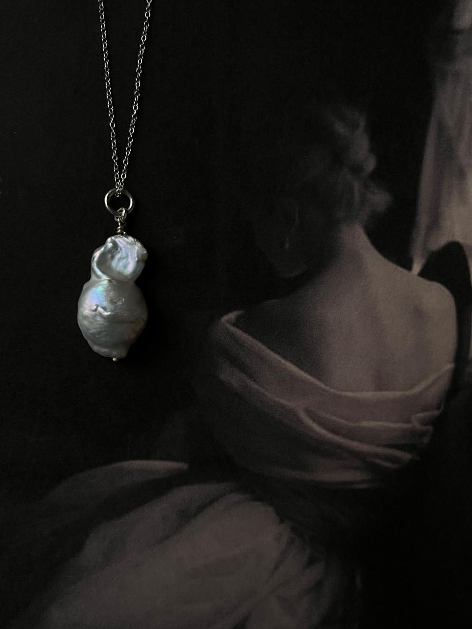 Timeless silver necklace with three Baroque pearls for a sophisticated look.