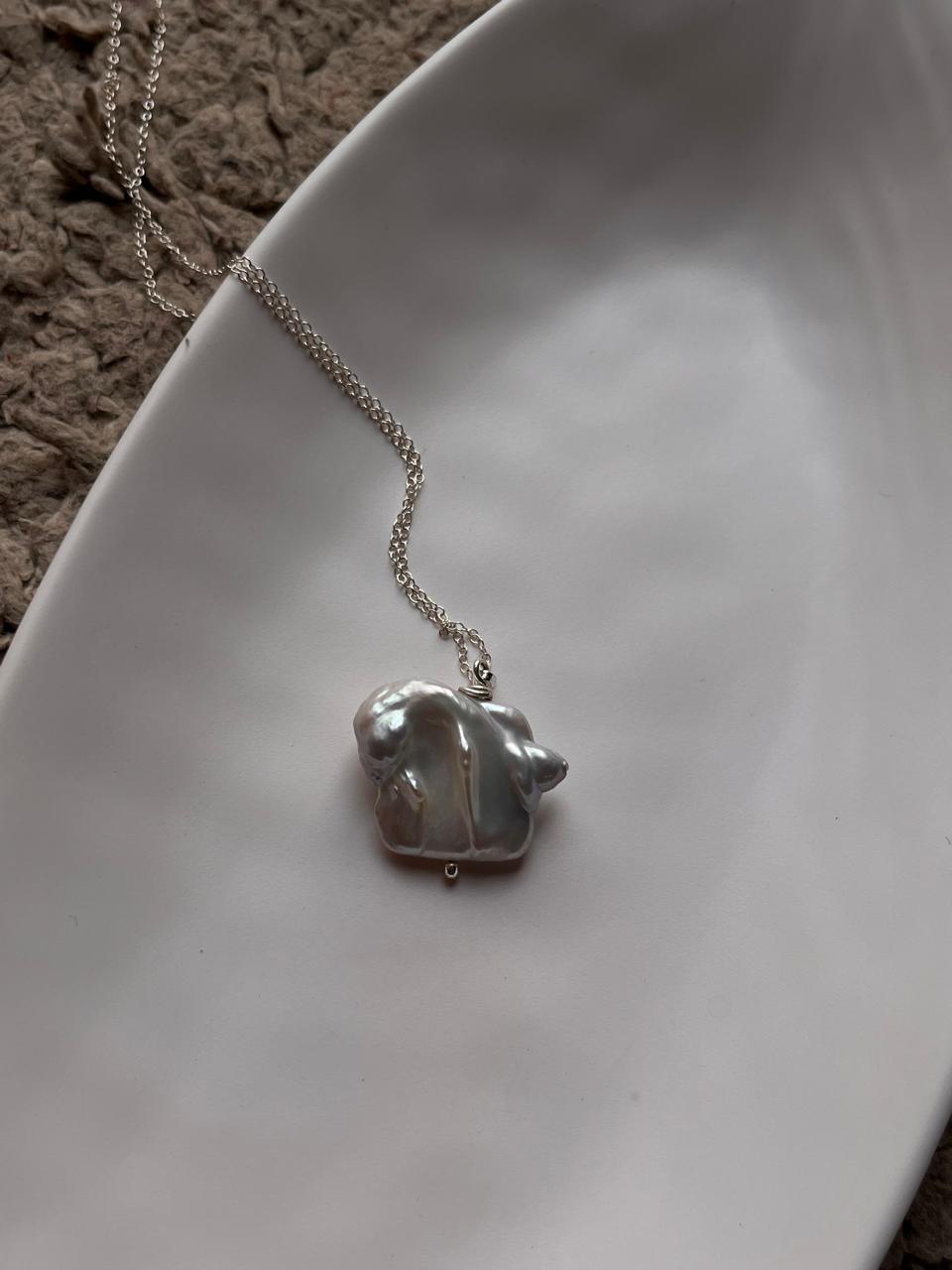 Exquisite silver necklace with four Baroque pearls, perfect for a refined style.