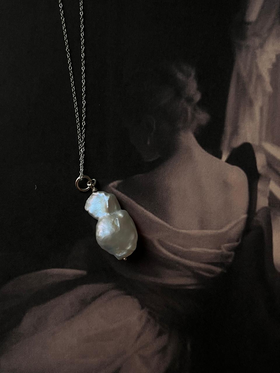 Classic silver necklace featuring three Baroque pearls with natural elegance.