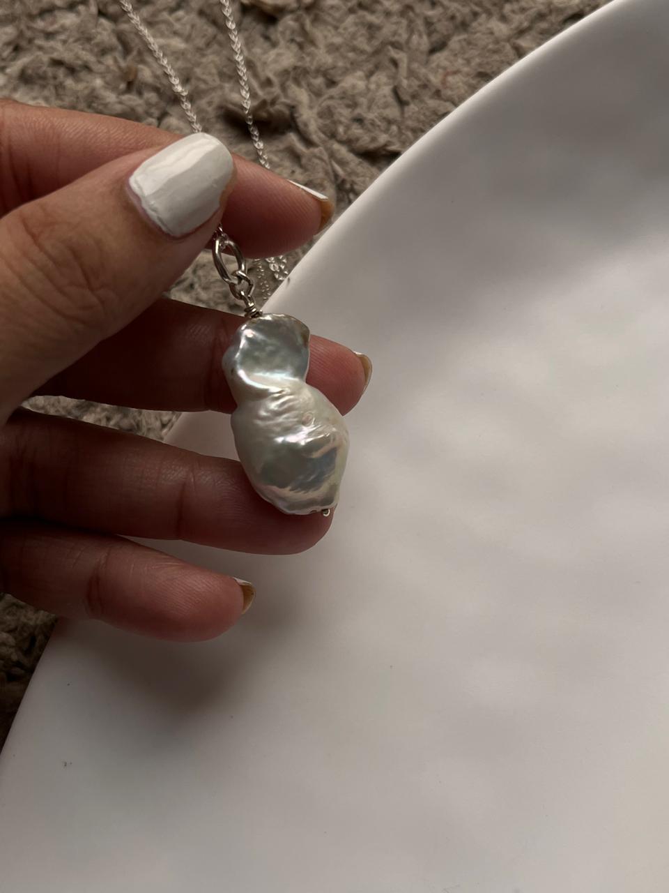 Timeless silver necklace with three Baroque pearls for a sophisticated look.