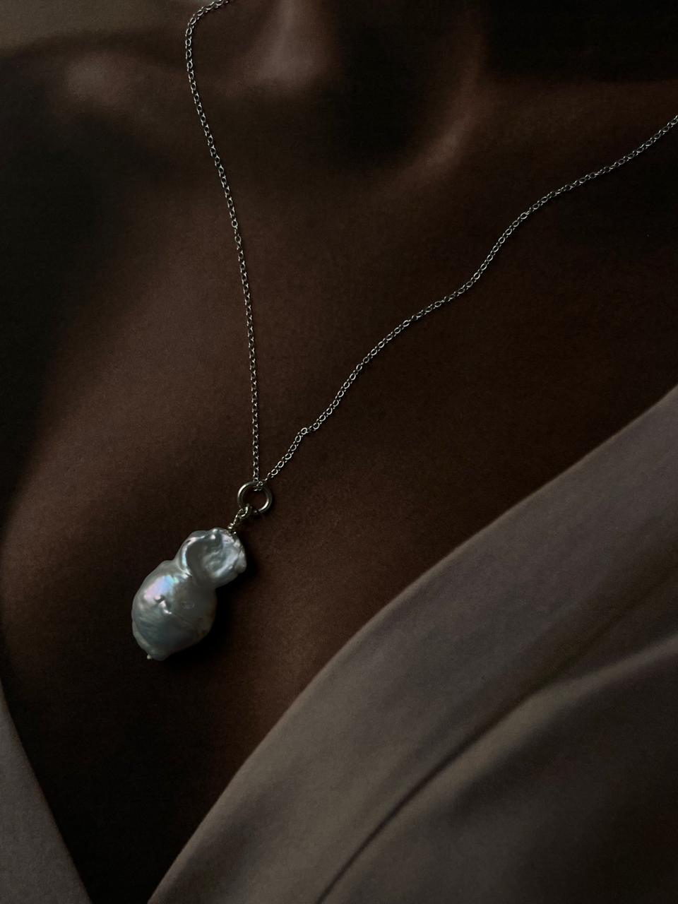 Elegant necklace with three Baroque pearls, each with a unique shape and luster.