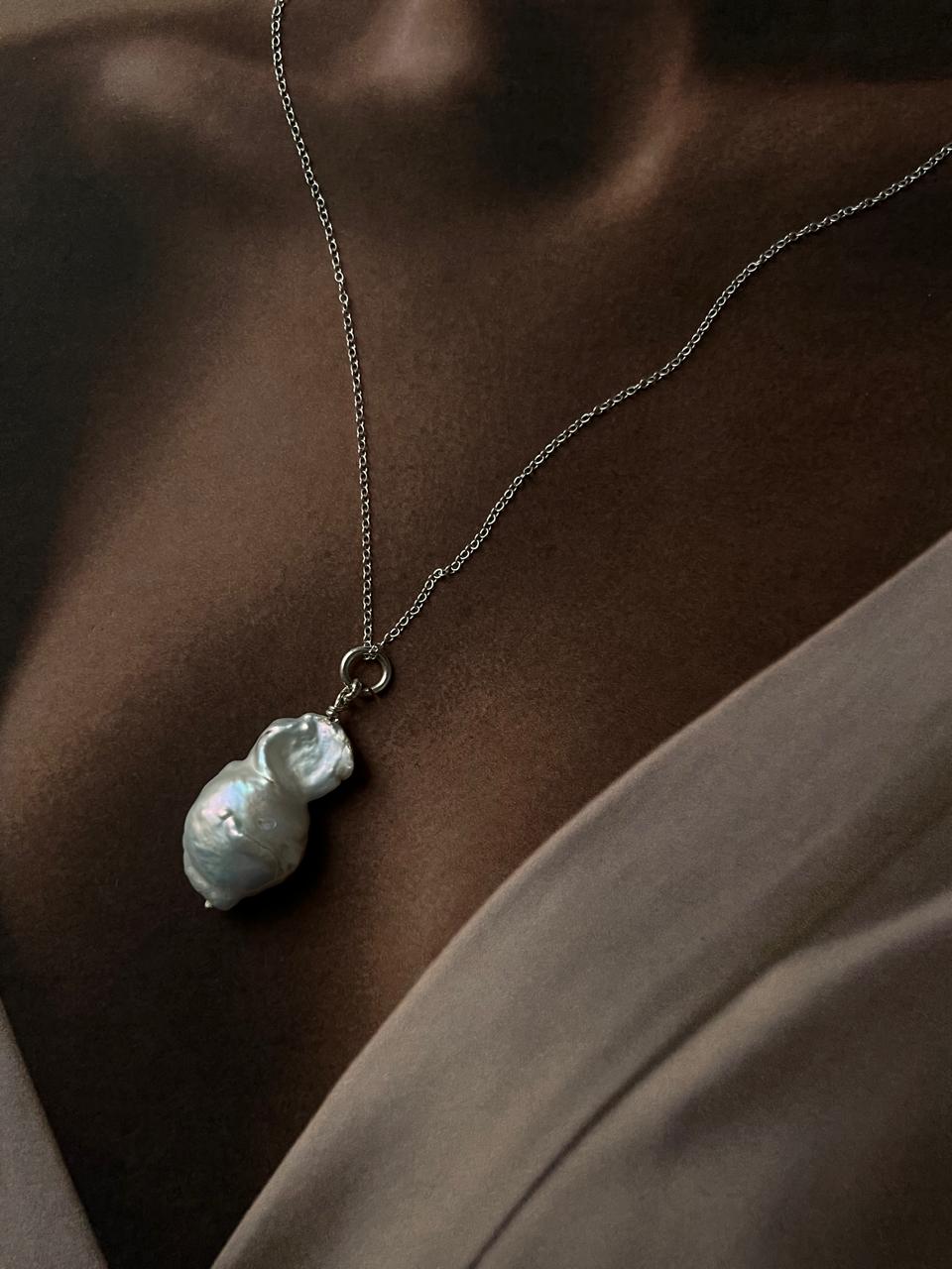 Exquisite silver necklace with a trio of Baroque pearls for a refined style.