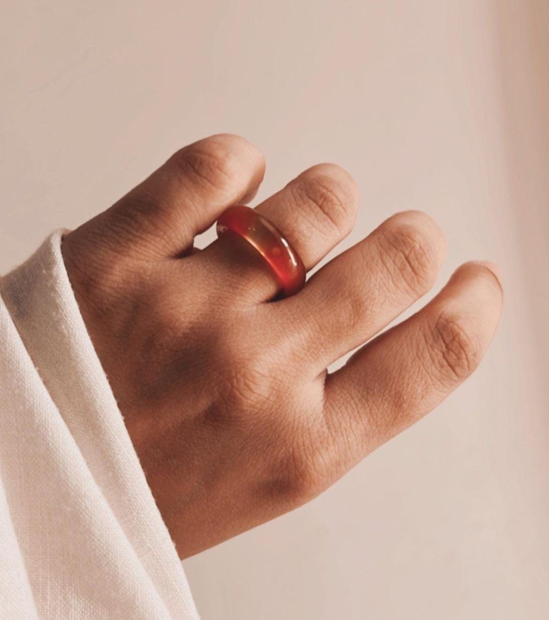 Bold carnelian crystal stone in a stylish band ring design