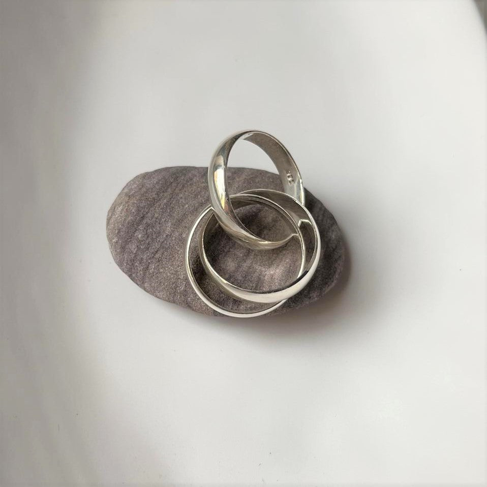 Bold chunky silver ring with interlocking rolling bands design