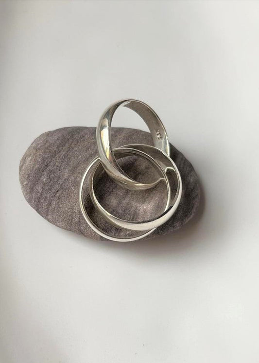 Bold chunky silver ring with interlocking rolling bands design