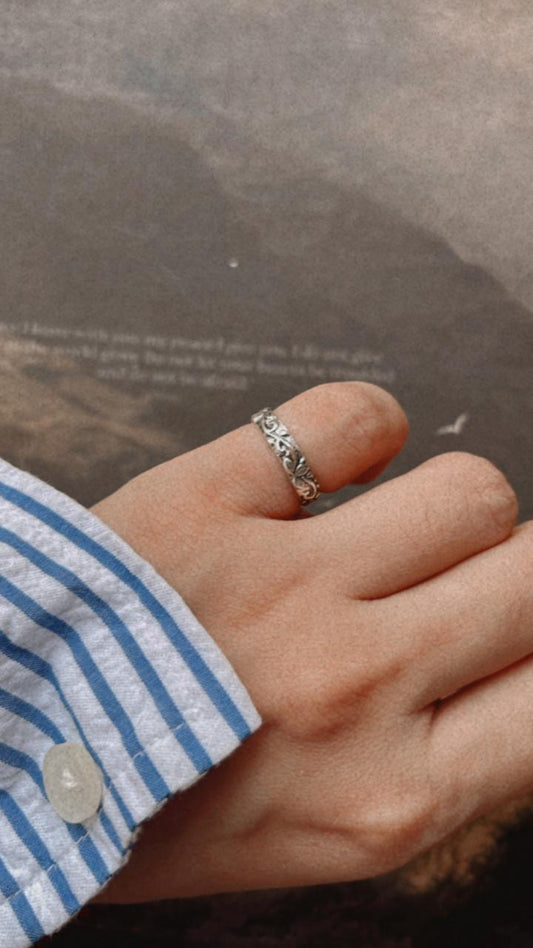 Vintage motif adjustable silver ring for mid or little finger