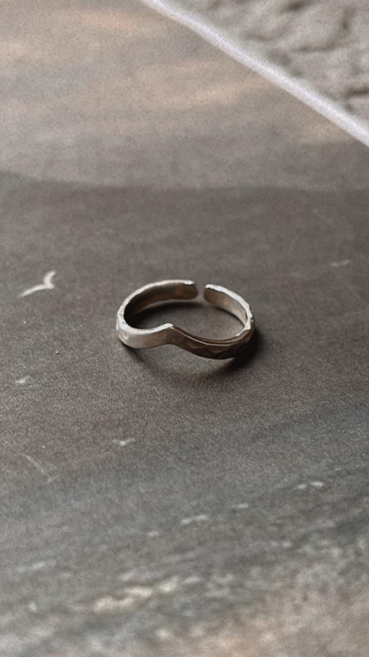 Unique adjustable V hammered silver ring for mid/little finger