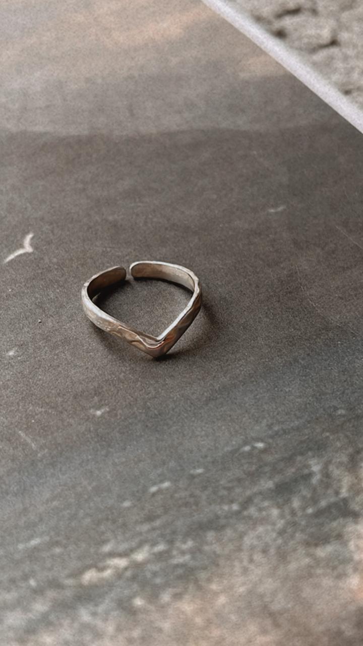 925 sterling silver V hammered ring with adjustable fit