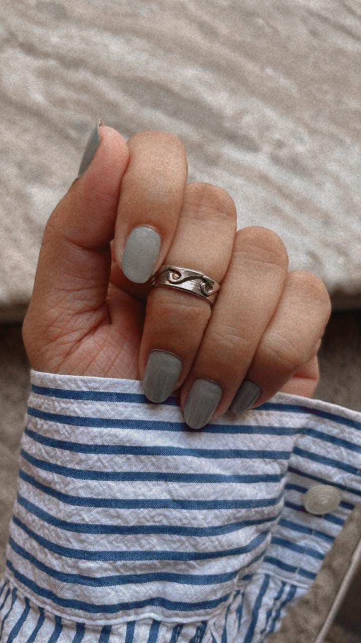 Wave design silver ring for mid or little finger