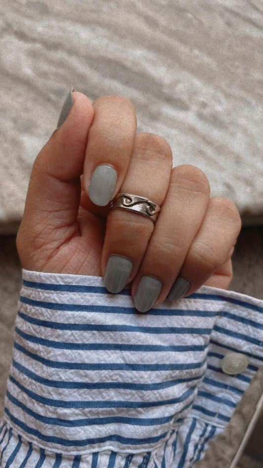 Wave design silver ring for mid or little finger