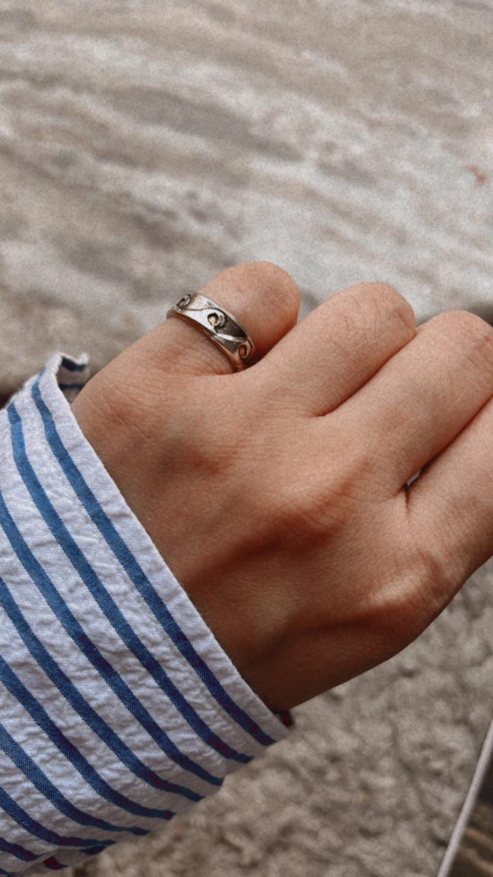 Sleek wave pattern silver ring for little finger