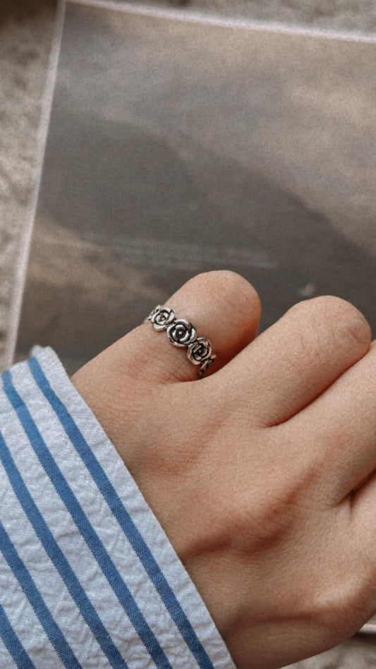 Roses adjustable silver ring for mid or little finger