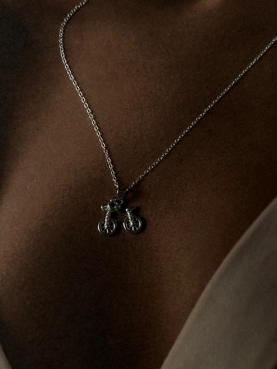 Chic silver necklace featuring a stylish cycle 2 pendant