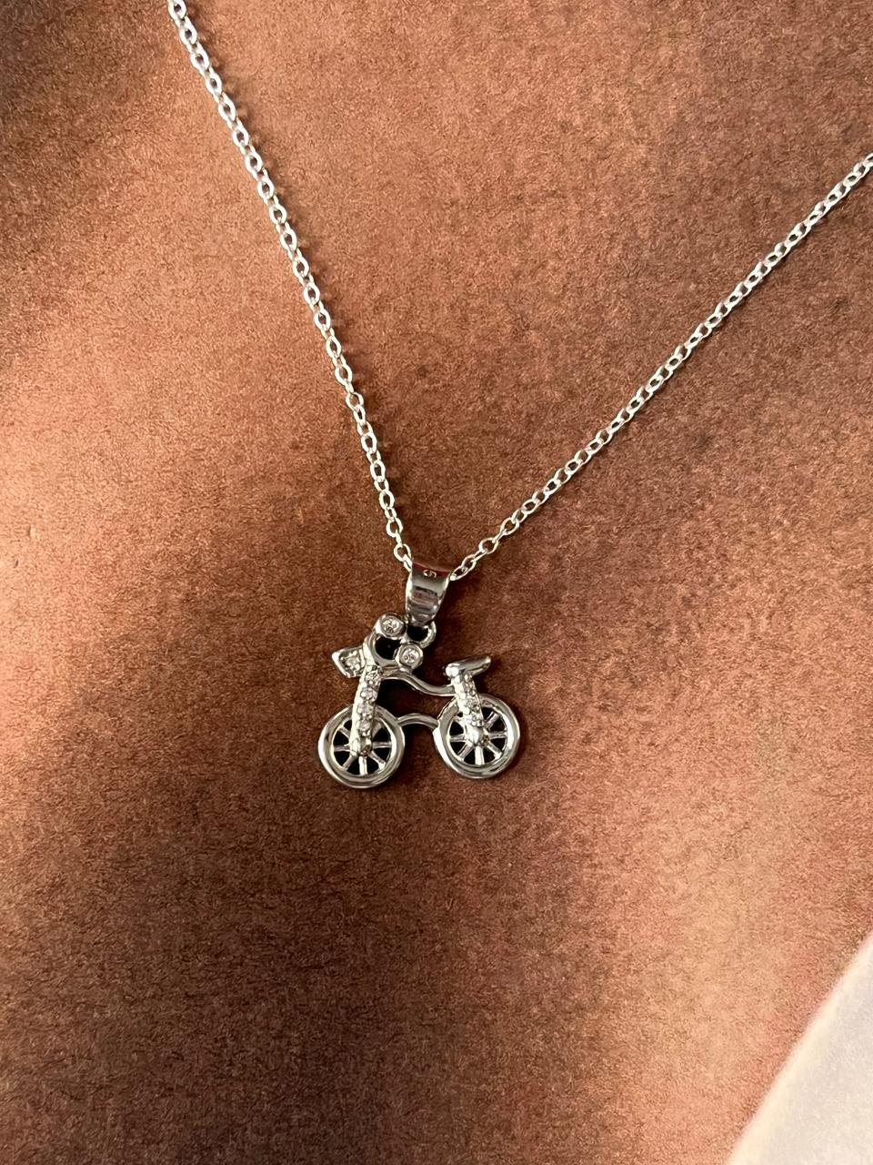 Timeless silver necklace with a sophisticated cycle 2 design