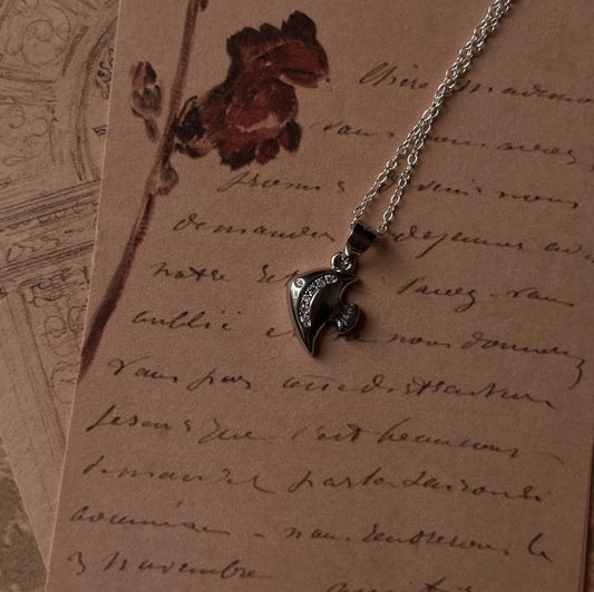 Elegant Fish 8 silver necklace with detailed fish design