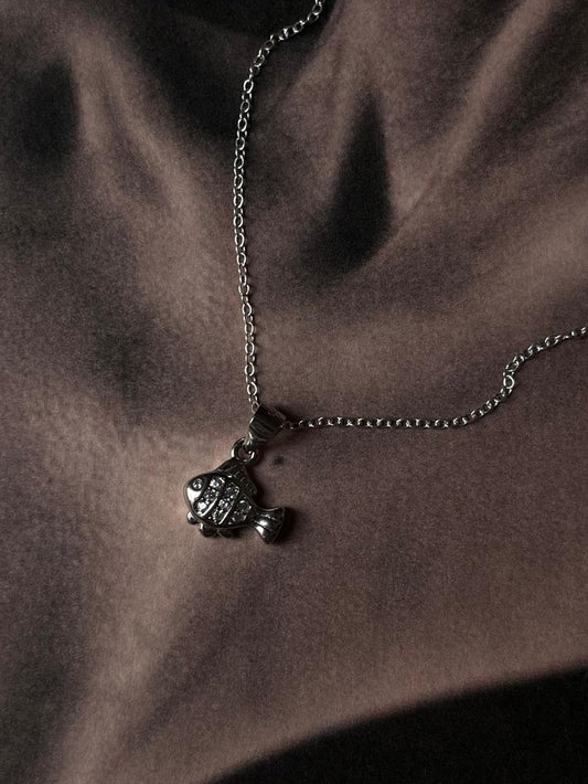 Elegant Fish 6 silver necklace with intricate fish design