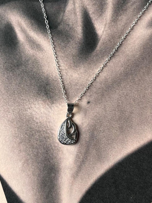 Elegant Drop 2 silver necklace with sophisticated pendant design