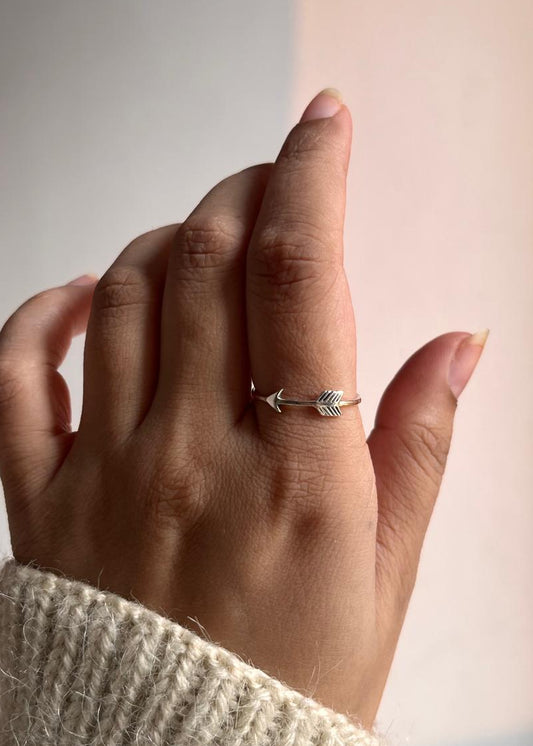 Minimalist 925 sterling silver band ring with arrow-inspired design.
