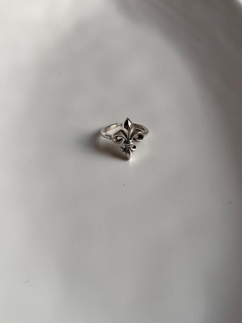 Small Fleur-De-Lis motif silver ring