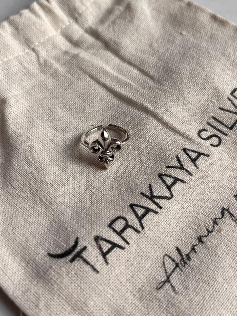 Charming tiny Fleur-De-Lis design silver ring