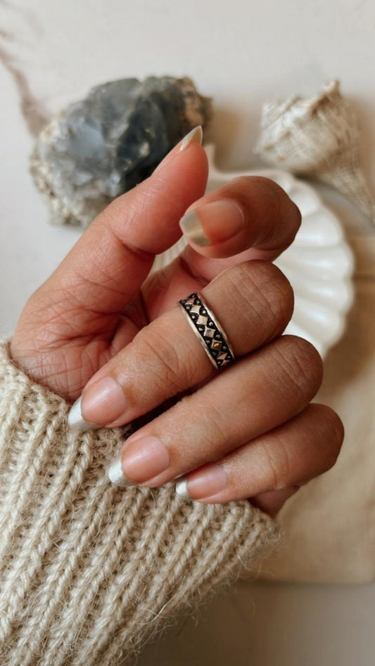Tribal Dot Mid / Little Finger Silver Ring