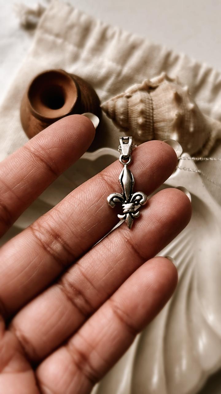 Elegant Fleur De Lis Silver Pendant Necklace