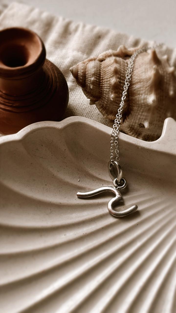 Elegant Wave Design Silver Necklace