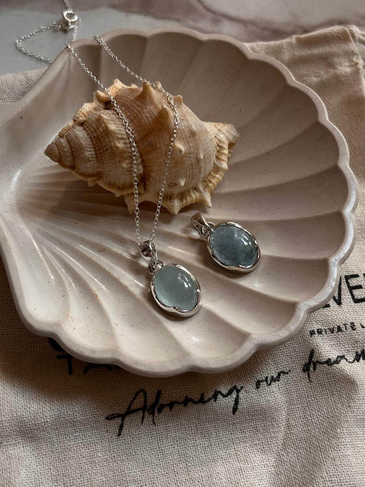 Large oval aquamarine gemstone set in sterling silver pendant