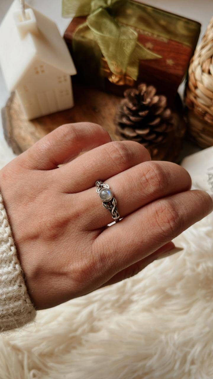 Nature-themed Labradorite Ring with silver vine and leaf detailing