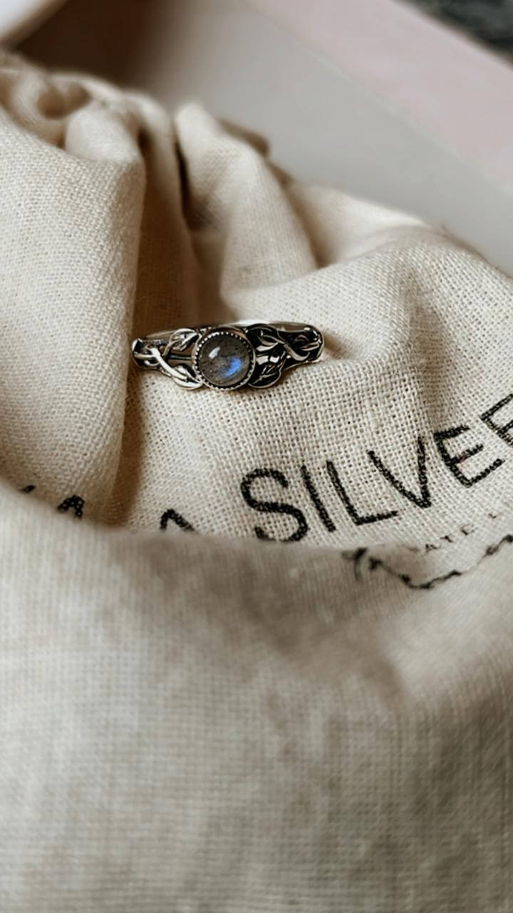 Intricate sterling silver band with Labradorite gemstone