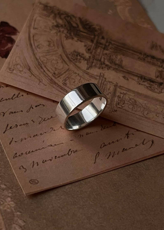 925 sterling silver ring with a plain thick band design